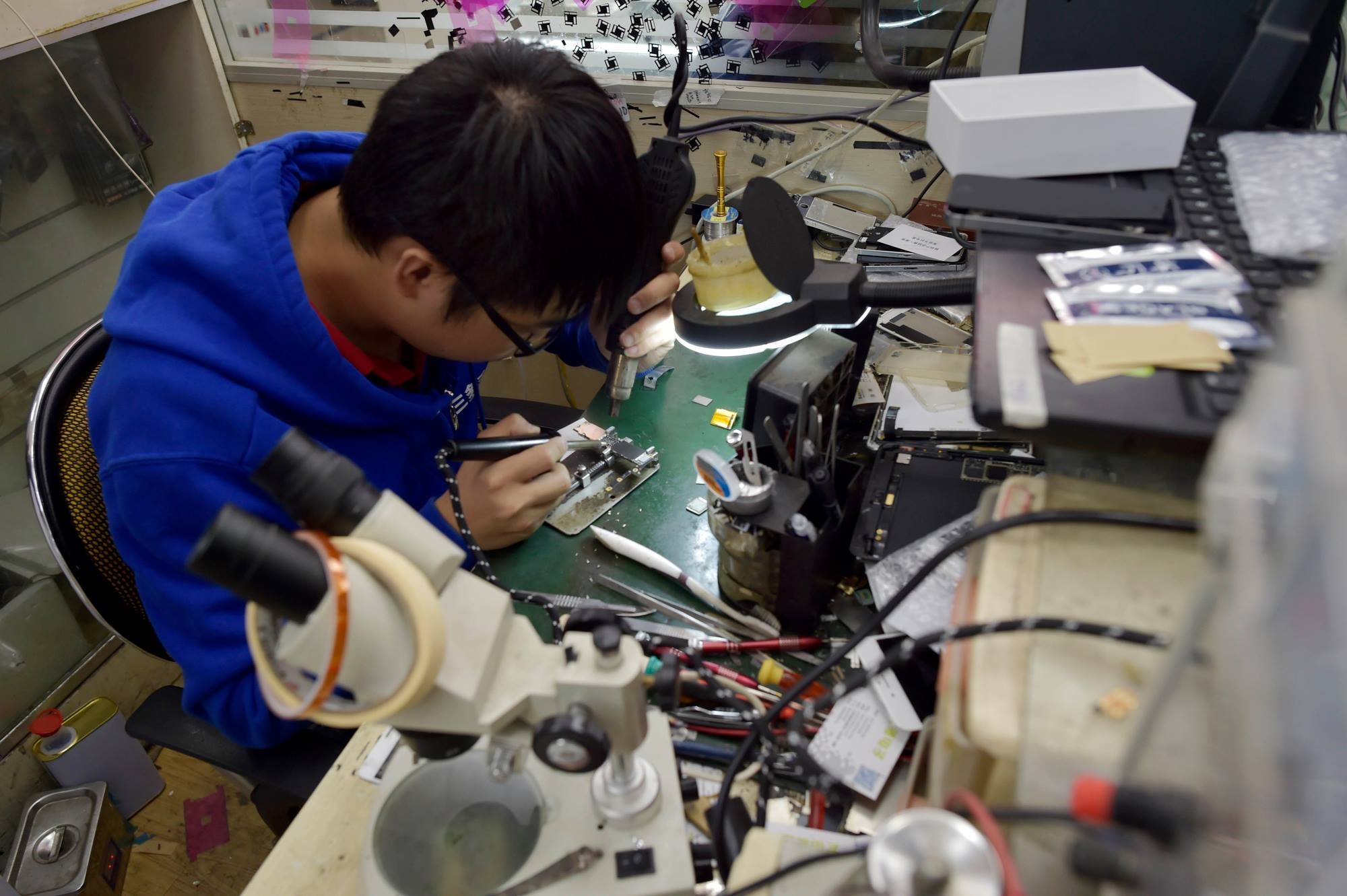 Công việc yêu cầu kỹ thuật viên lành nghề và có độ chính xác cao.