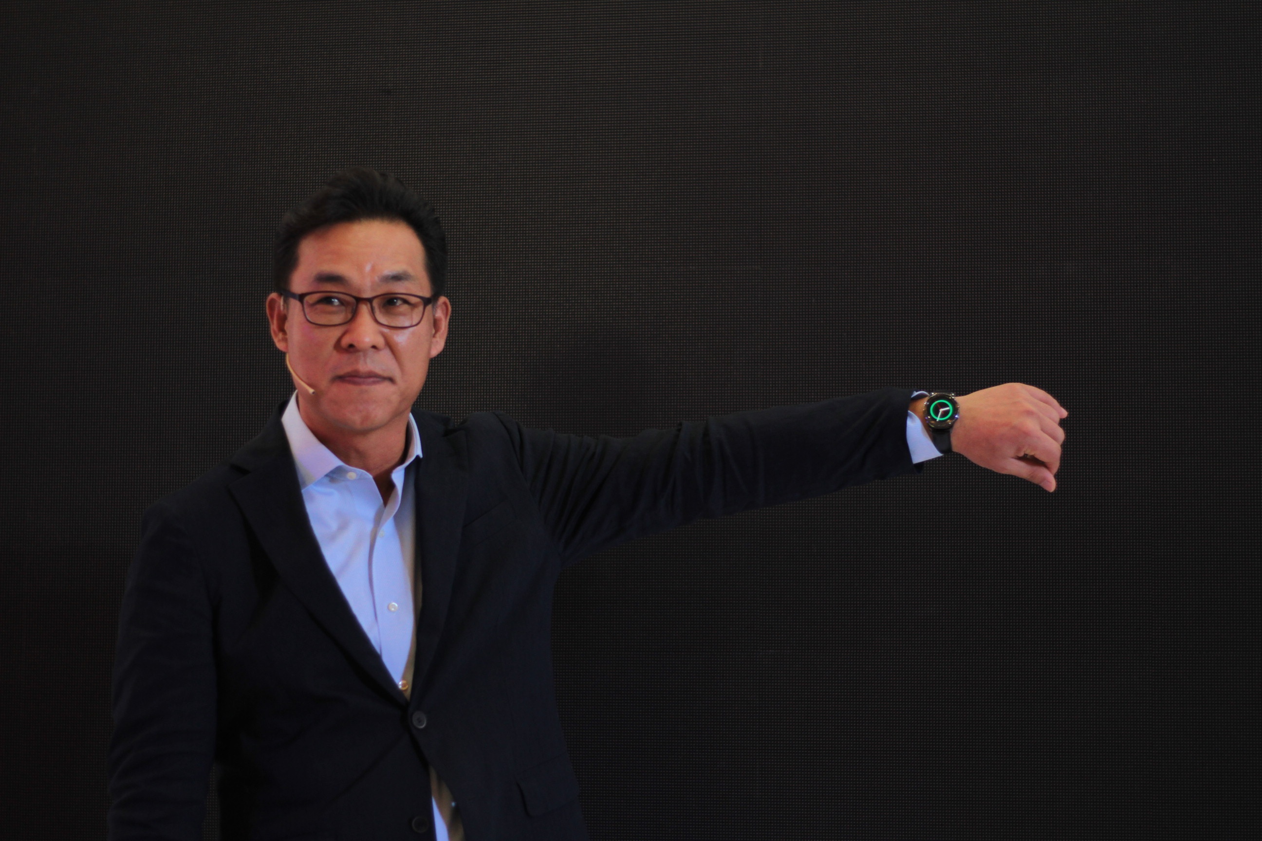 Samsung Gear S2 ve Viet Nam, gia tu 6,5 trieu dong hinh anh