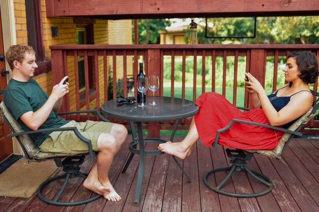 Có những người quá lạm dụng smartphone.