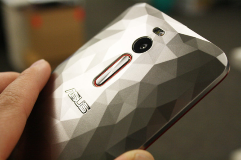 Asus phat hanh phien ban dac biet cua Zenfone 2 gia 399 USD hinh anh