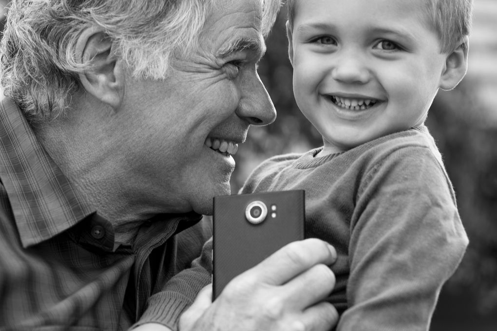 Nụ cười giữa hai thế hệ, đây là bộ ảnh quảng bá cho Priv - thiết bị đầu tiên chạy Android của BlackBerry.