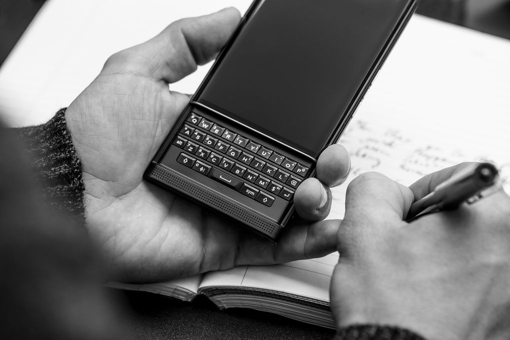Priv là vẻ đẹp thuần khiết của BlackBerry với bàn phím quen thuộc. Bộ ảnh đen trắng khiến với những shot hình nghệ thuật, Priv không là nhân vật chính của Dâu đen. Con người và những khoảnh khắc của cuộc sống mới là điều hãng nhấn mạnh.