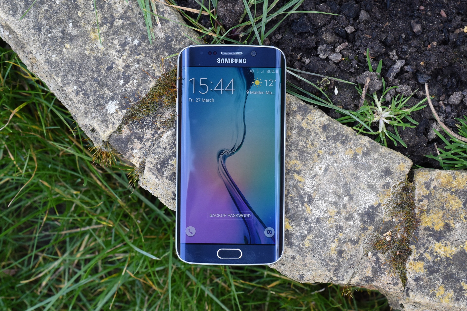 Mặt trước chiếc điện thoại S6. Ảnh: Forbes