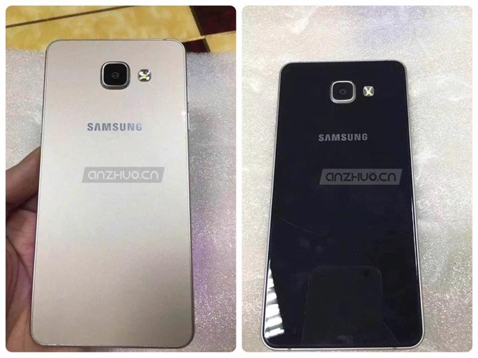 Mặt sau của 2 thiết bị được cho là Galaxy A5 (trái) và Galaxy A7 (phải).