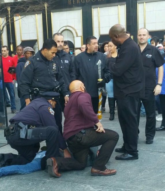 Thanh nien bi bat vi cam kiem Nhat lao vao Apple Store hinh anh