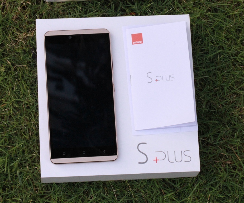 Đây là sản phẩm hướng tới phân khúc tầm trung, sản phẩm lên kệ đầu tháng 11 với giá 4,4 triệu đồng