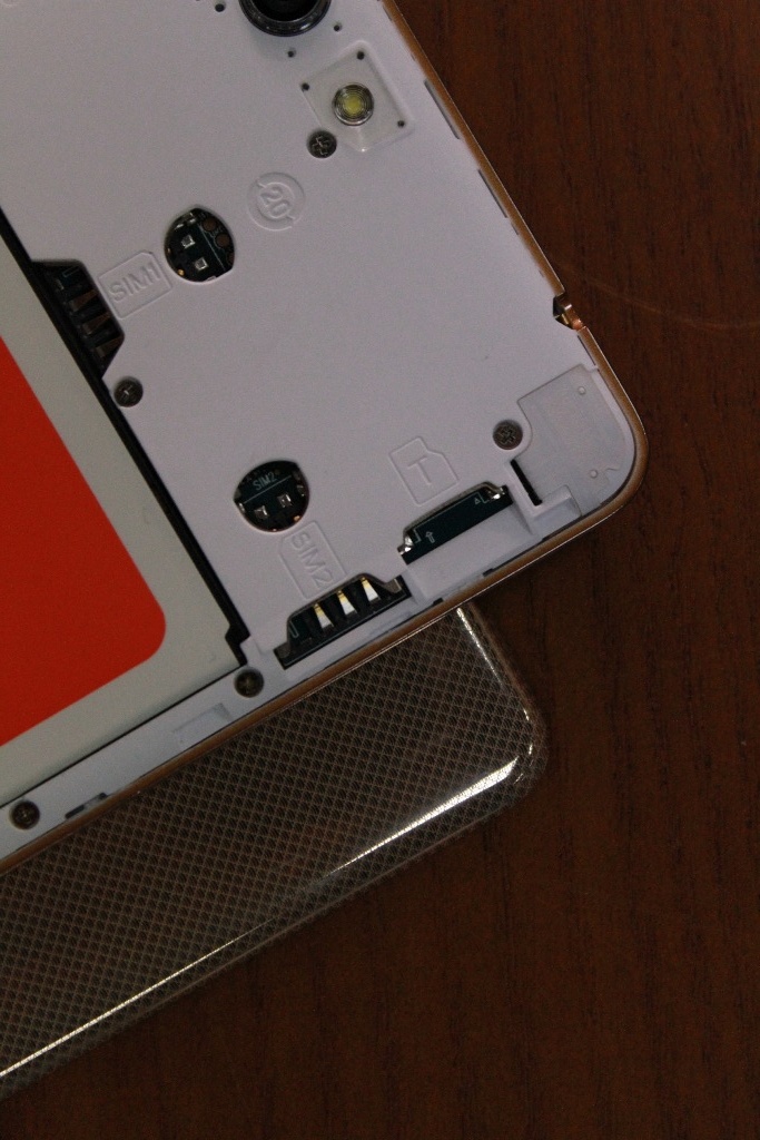 Máy hỗ trợ 2 sim cùng thẻ nhớ ngoài. Người dùng cần tháo nắp lưng để lắp SIM. Thiết bị cũng dùng pin rời 3.150 mAh.