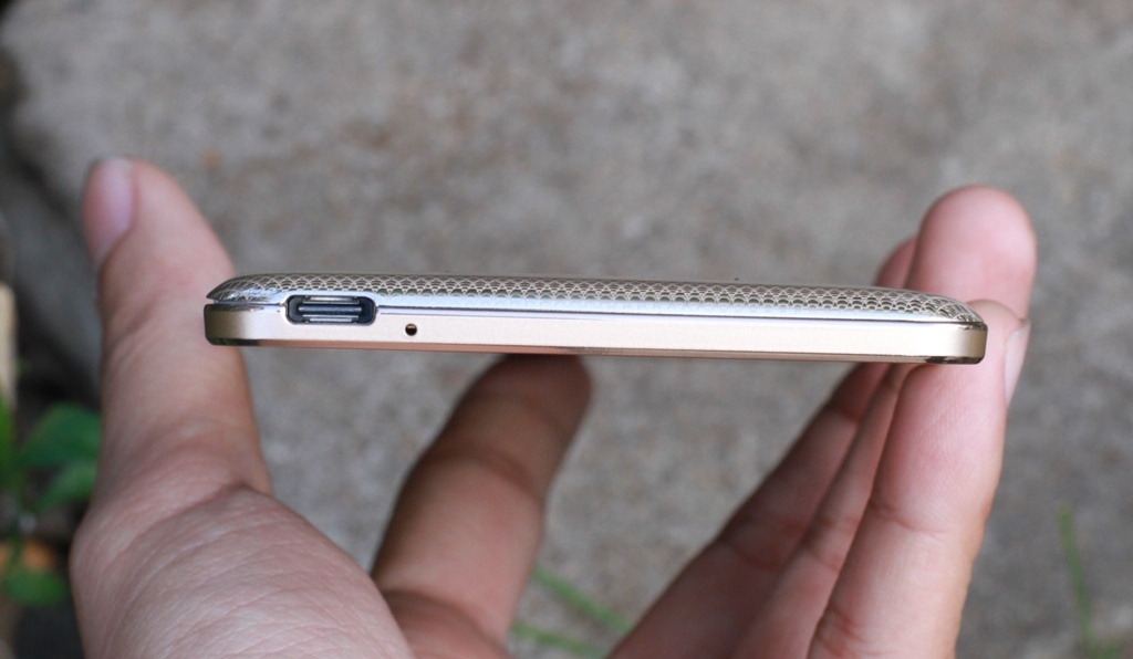 Mặt dưới là cổng sạc lệch về bên phải cùng loa thoại