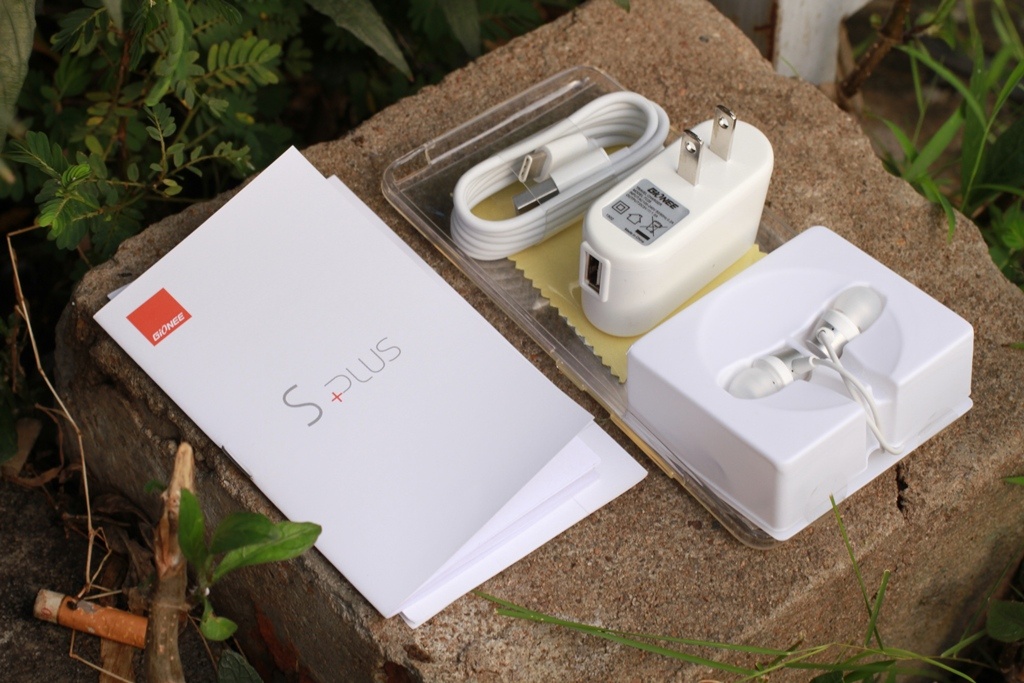 Phụ kiện đi kèm bao gồm cáp sạc và tai nghe, một ốp lưng nhựa cùng hướng dẫn sử dụng