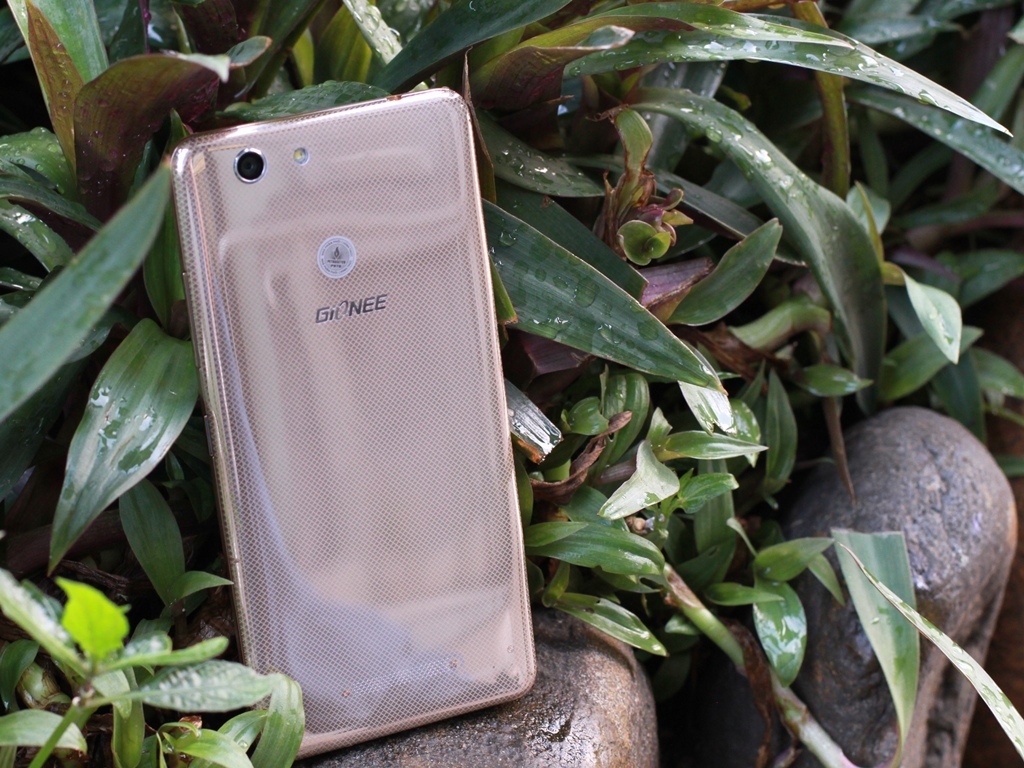 Mặt lưng là điểm nhấn của máy với những sọc caro và logo thương hiệu. Với chất liệu nhựa bóng, thiết bị không bám vân tay, bù lại, màu sắc và hoa văn không tạo được cảm giác cao cấp.