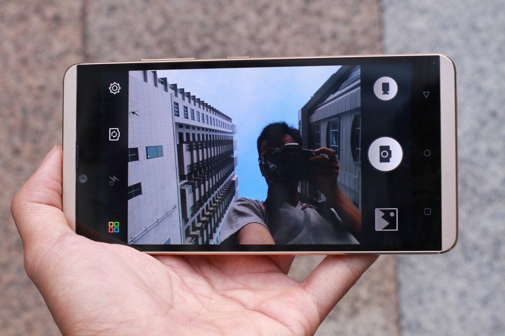 Camera trước có độ phân giải 5MP, giao diện đơn giản, nhưng không có nhiều tính năng.