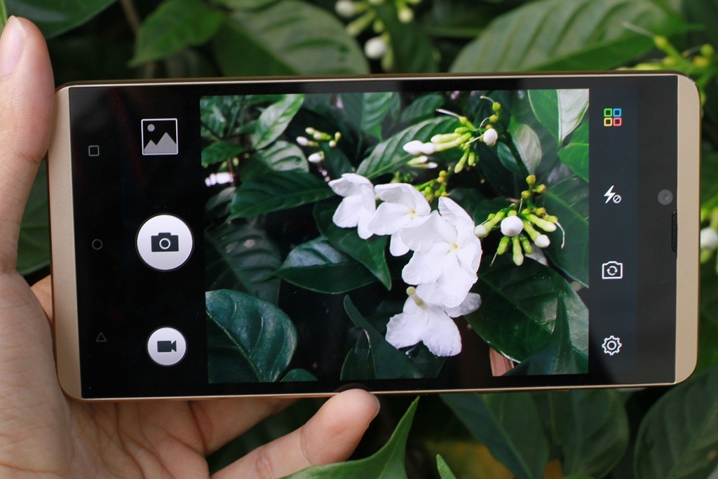 Giao diện camera đơn giản, nhiều chế độ tích hợp sẵn. Chất lượng ảnh không cao, dễ bị lóa sáng hoặc nhiễu ở môi trường sáng không thuận lợi.