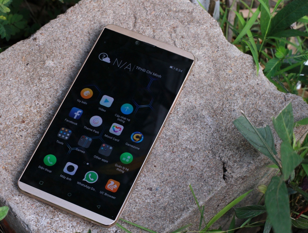 S Plus trang bị bộ vi xử lí Mediatek MT6753 8 nhân, tốc độ 1,3 GHz, RAM 2 GB, bộ nhớ trong 16 GB, tích hợp khe cắm thẻ nhớ micro-SD​. Máy cài sẵn Android 5.1. Giao diện tùy biến, không có phím Menu.