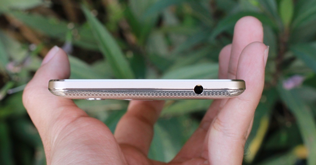 Cạnh trên chứa jack cắm tai nghe 3,5 mm