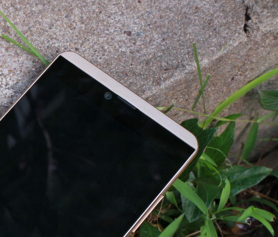 Thiết bị có màn hình 5,5 inch FullHD, bảo vệ bằng kính Gorilla Glass 3, màu sắc hiển thị sáng, rực rỡ, viền máy không quá dày.