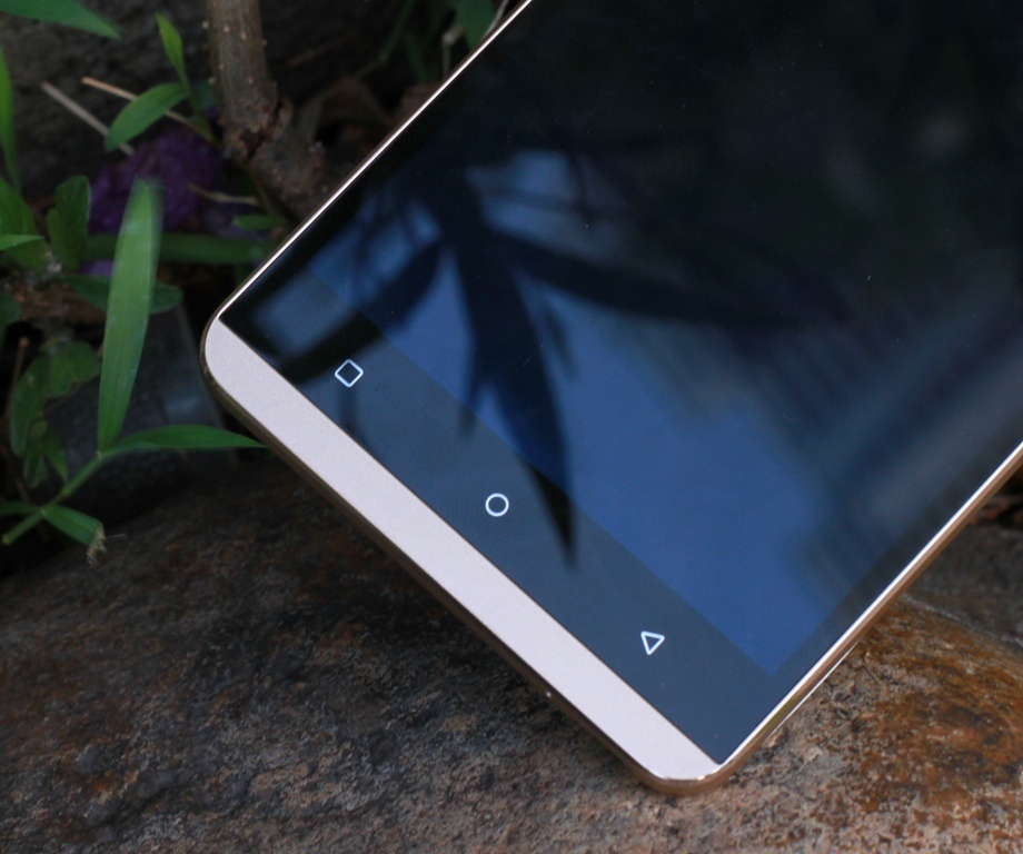 Phần viền dưới mỏng, ít thừa, máy cho cảm giác cầm nhẹ nhưng các cạnh bo tròn khiến dễ trượt. Ba phím điều hướng được đặt bên trong, khả năng tự giấu phím khi vào ứng dụng khá kém.