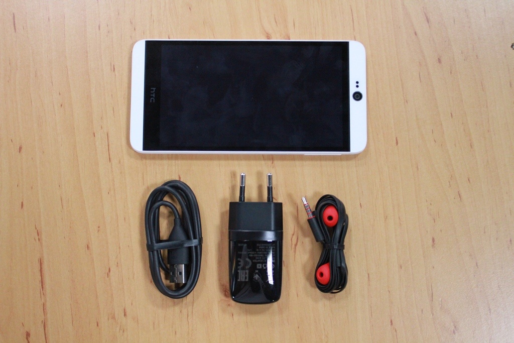 Phụ kiện đi kèm bao gồm cáp sạc và tai nghe tiêu chuẩn, trong đó tai nghe được thiết kế khá đẹp