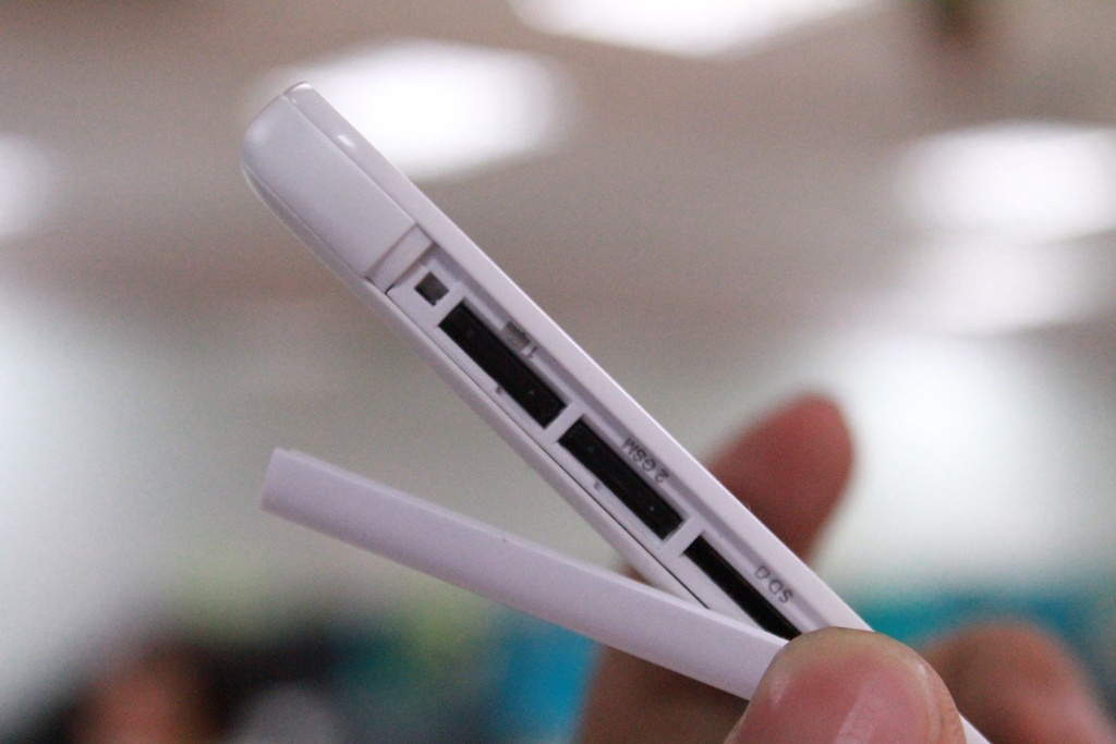 Cạnh trái là khe sim và thẻ nhớ, HTC sử dụng thao tác kéo sim khá đơn giản, nắp bật có thể mở ra dễ dàng.