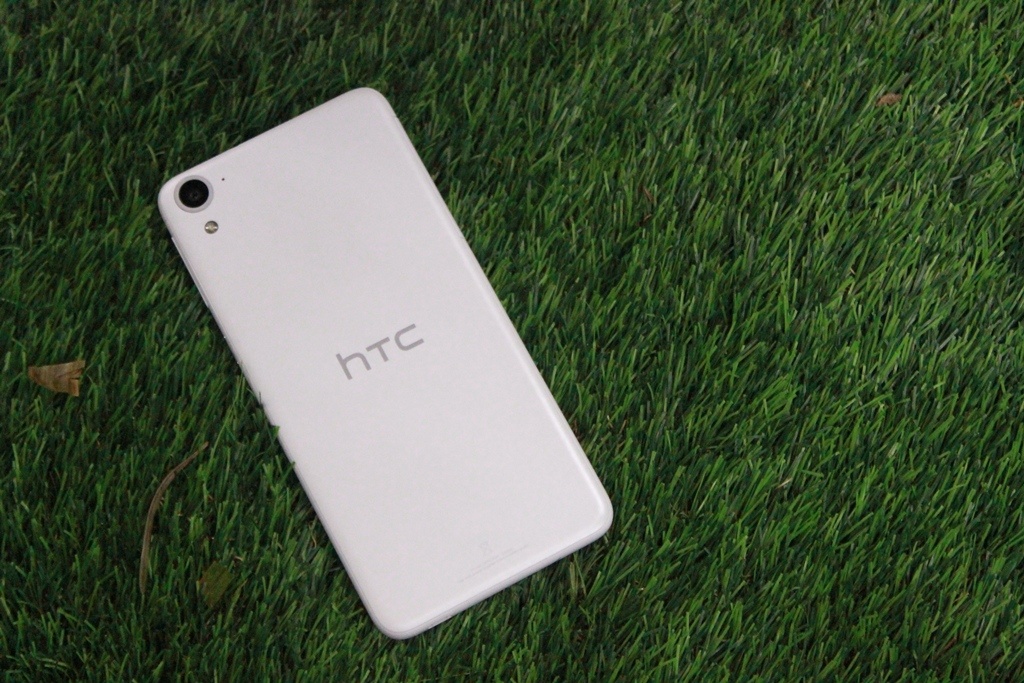 Máy có thiết kế bốn cạnh bo tròn, chất liệu nhựa cứng và cho cảm giác dày, thô. Máy có trọng lượng khá nặng, cầm đầm tay so với các sản phẩm nhựa khác.