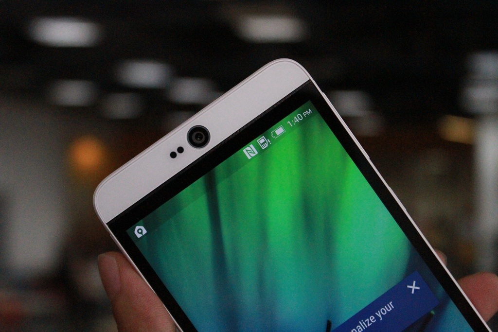 HTC giữ thiết kế mặt trước khá truyền thống trên Desire 826, viền khá dày, phần thừa nhiều khiến máy khá to