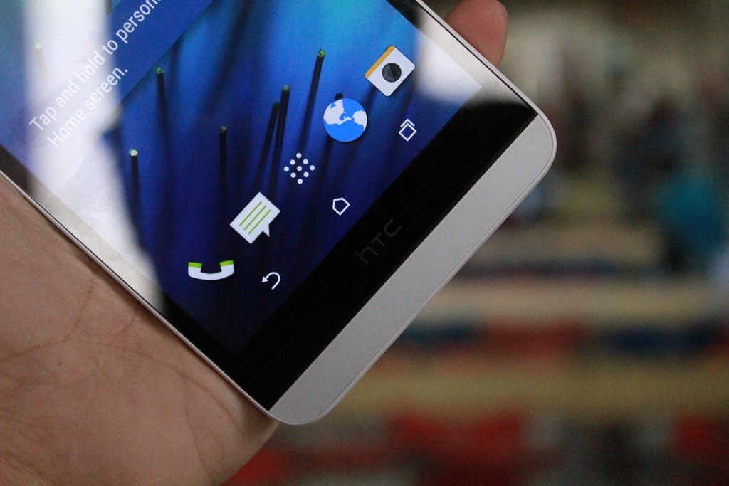 Tương tự, logo HTC ở phần dưới cũng chiếm khá nhiều diện tích, ba phím điều hướng được đặt bên trong, ẩn đi khi vào ứng dụng.