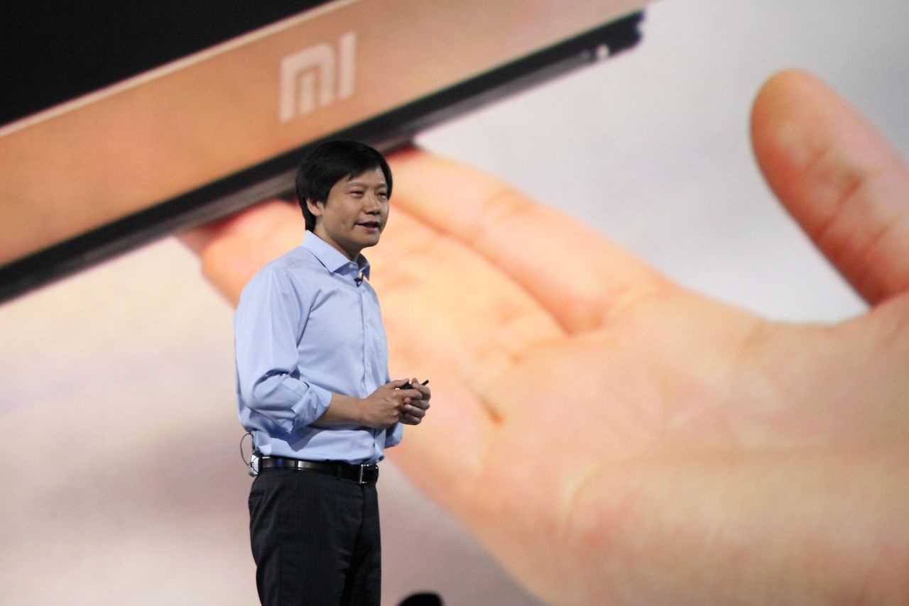 CEO của Xiaomi trong buổi giới thiệu sản phẩm.