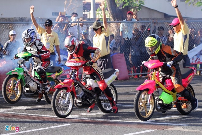 Nguoi Tra Vinh doi nang xem dua xe Raider hinh anh