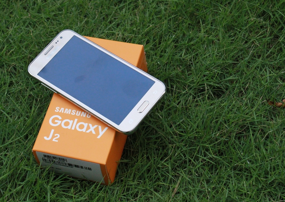 Mo hop Galaxy J2 gia 3,2 trieu dong o Viet Nam hinh anh
