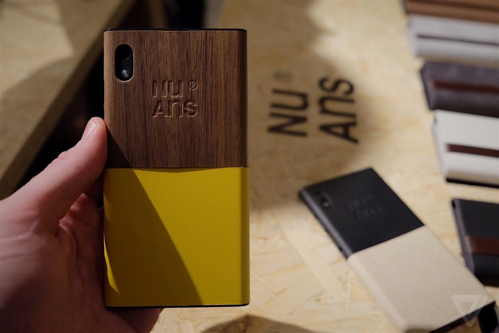 Người dùng có thể lựa chọn nắp lưng cho máy.