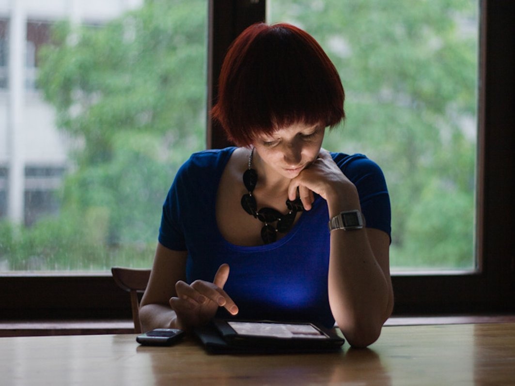 Su dung smartphone co the khien con nguoi diec tam thoi hinh anh