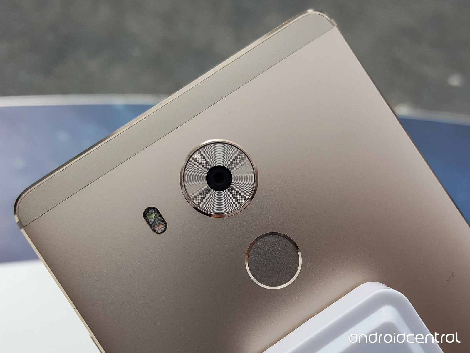 Mặt sau của sản phẩm là camera 16 megapixel, khẩu độ f/2.0 với cảm biến IMX298 của Sony, hỗ trợ công nghệ ổn định hình ảnh quang học, tự động lấy nét theo pha.