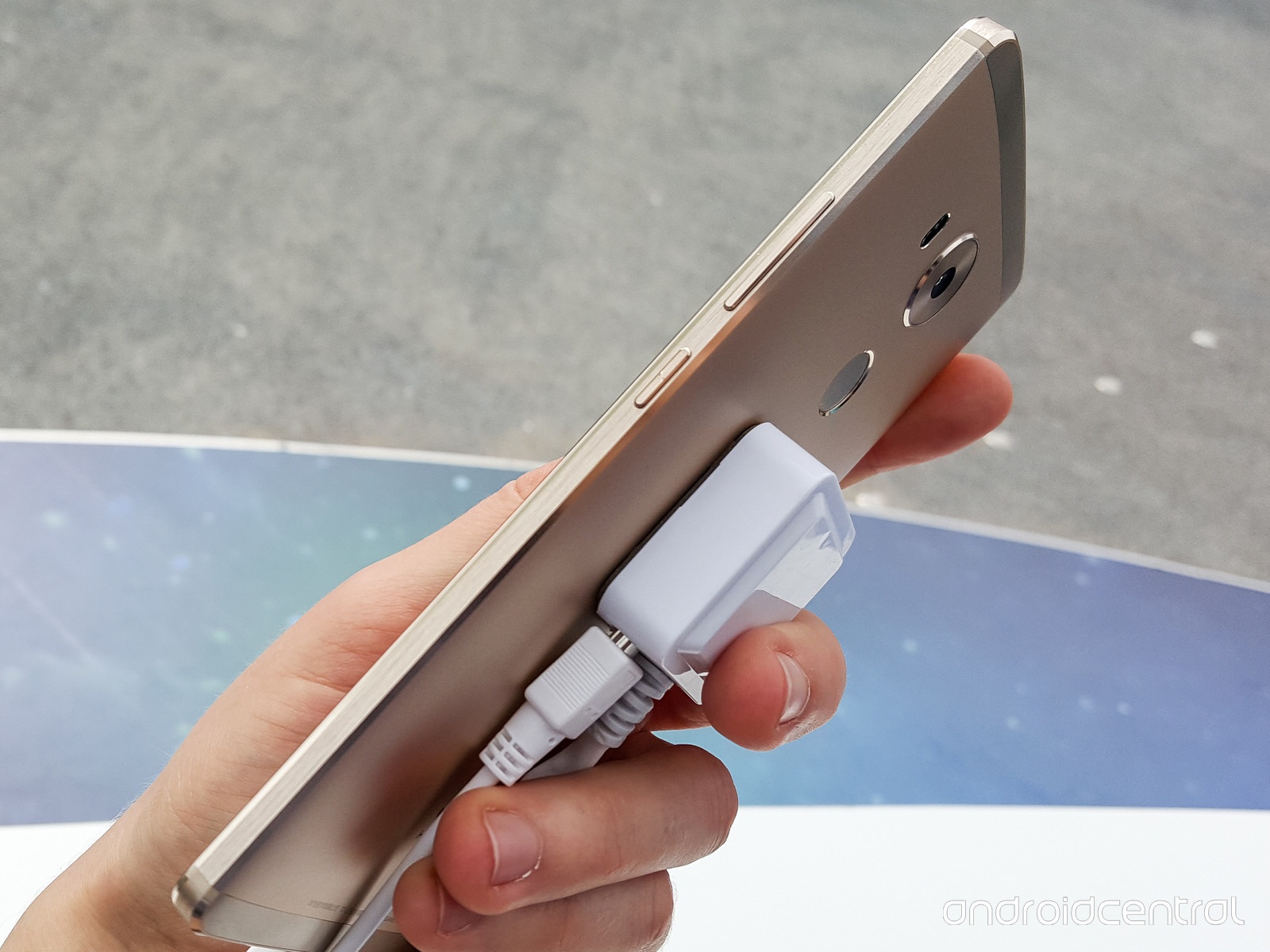 Mate 8 có thiết kế mỏng và chắc chắn. Máy dày 7,9 mm, chưa thể so sánh độ mỏng với iPhone 6S/6S Plus hay Galaxy S6 nhưng cũng ấn tượng so với một sản phẩm có màn hình 6 inch. Mate 8 nặng 185g với số đo 157,1 mm chiều dài x 80,6 mm chiều rộng. Kích thước này tương đương với Galaxy Note 5. 