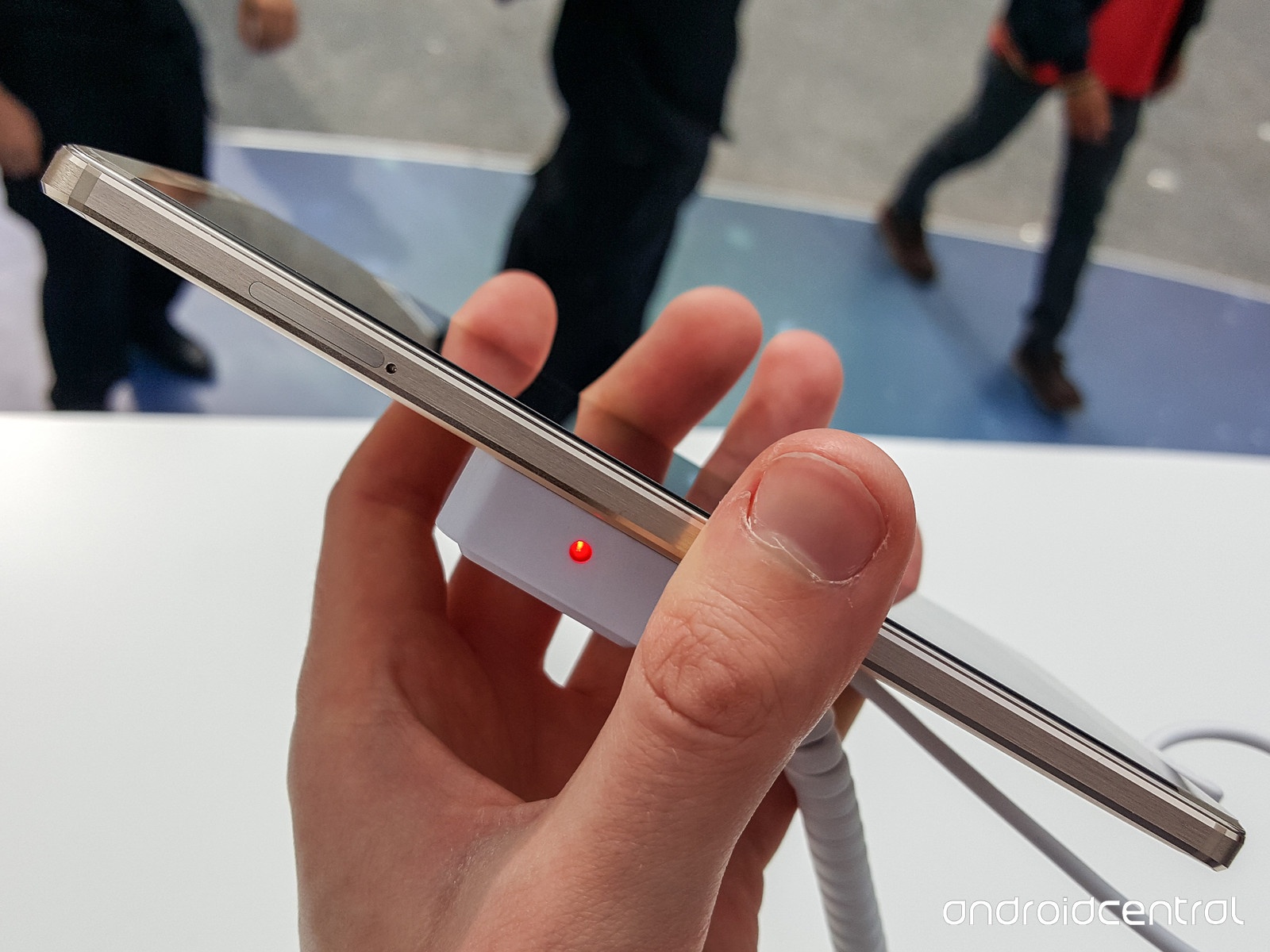 Khe cắm thẻ SIM được bố trí ở cạnh 