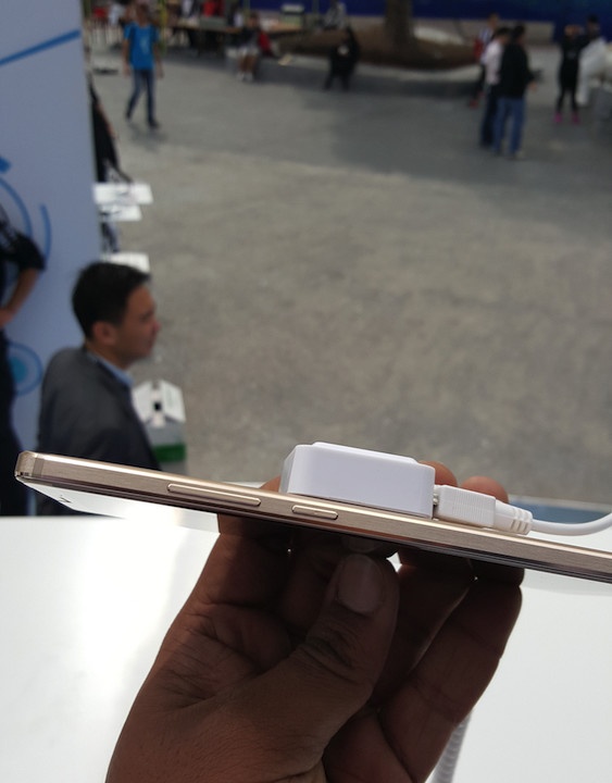 Các phím chức năng như khởi động/khoá máy, tăng giảm âm lượng được bố trí ở cạnh phải.