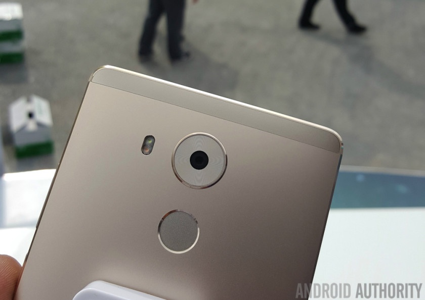 Bộ nhận dạng vân tay ớ nắp lưng được cải tiến với tốc độ cao. Cảm biến này chỉ mất 0,5 giây để nhận diện vân tay với tỷ lệ sai sót 1%. Nó cũng có thể sử dụng để xác nhận các giao dịch thông qua di động, mở khóa các dữ liệu được bảo vệ trên thiết bị, tắt âm báo thức hoặc trả lời một cuộc gọi.