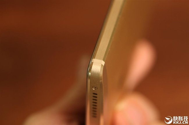 Thiết kế cạnh viền của Mate 8 khiến người dùng liên tưởng tới iPhone 5/5S. 