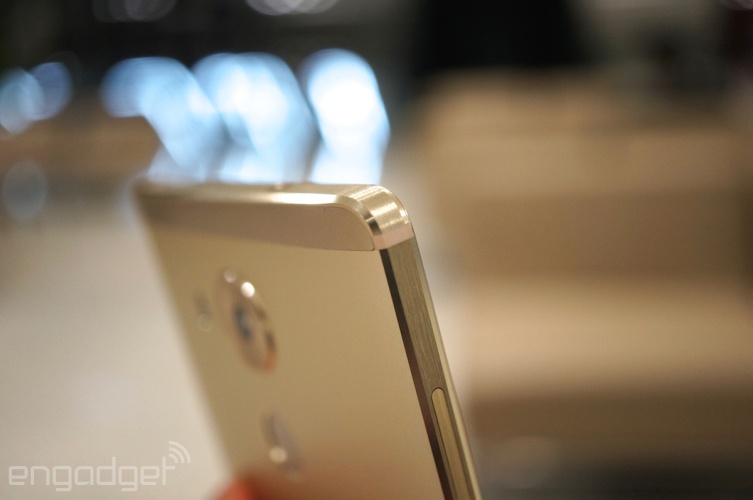 Góc máy được bo tròn vừa phải.