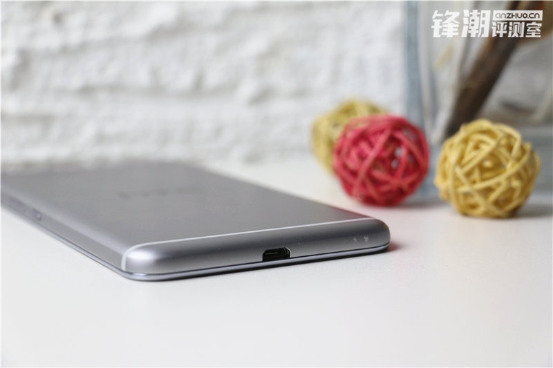 Cận cảnh cổng kết nối và sạc pin của thiết bị.