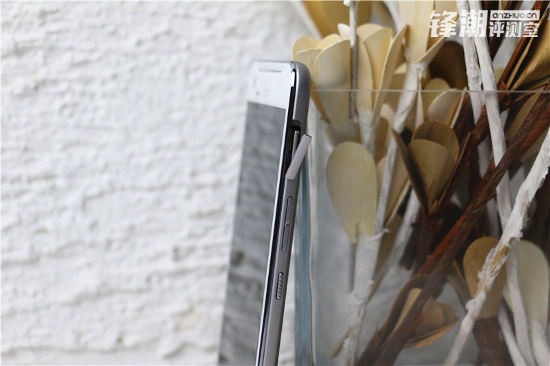 Các phím chức năng như nút nguồn, tăng giảm âm lượng nằm ở cạnh phải của máy. Nằm ở vị trí cao nhất có thể là khe cắm thể microSD.