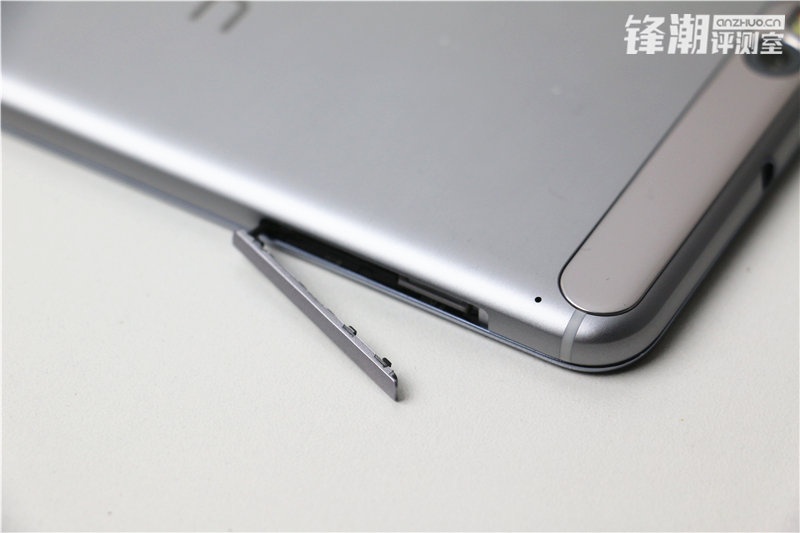 Hình ảnh mà Anzhuo.cn chia sẻ cũng cho thấy ngăn chứa thẻ SIM của One X9. Model này nhiều khả năng hỗ trợ 2 SIM. 