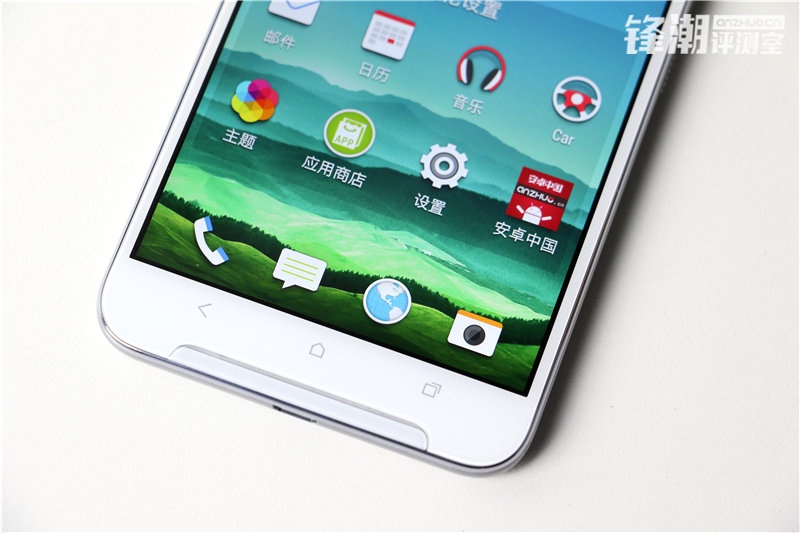 Ngoài các phím cảm ứng điện dung, mặt trước của thiết bị cũng đánh dấu sự trở lại của cụm loa BoomSound vốn là đặc trưng trên các thiết bị HTC. 