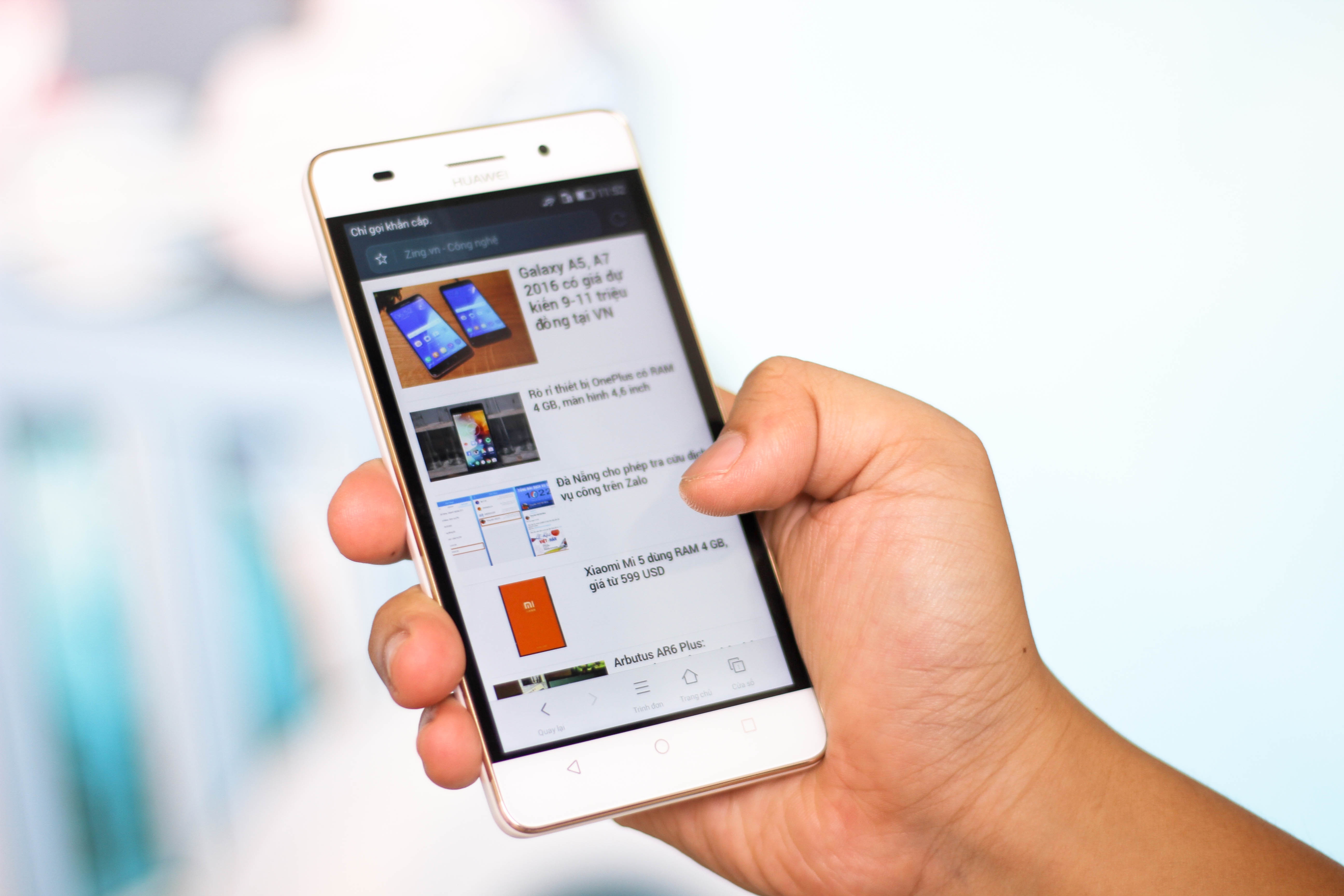 Smartphone RAM 2 GB, man hinh 5 inch gia 3,5 trieu o VN hinh anh