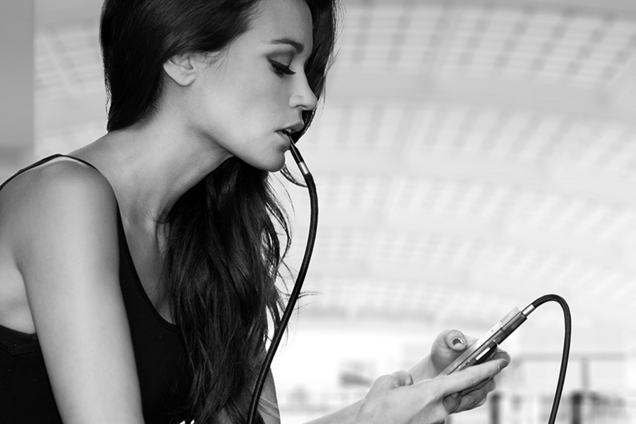 Smartphone tau thuoc gia 299 USD tai CES hinh anh