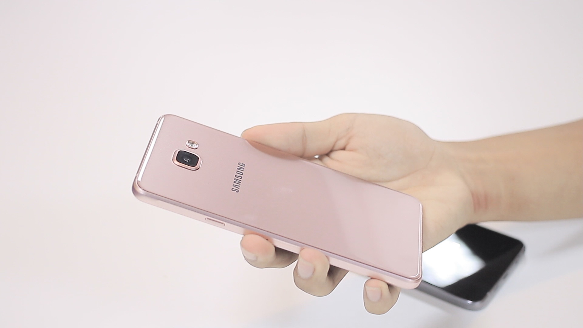 Danh gia Samsung Galaxy A7 2016: Thiet ke dep, hoan thien cao hinh anh