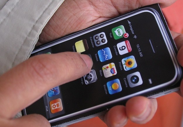 Nguyen mau iPhone dau tien la iPod Nano hinh anh