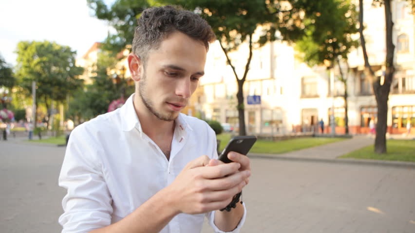 Chang trai 7 ngay khong dung smartphone hinh anh