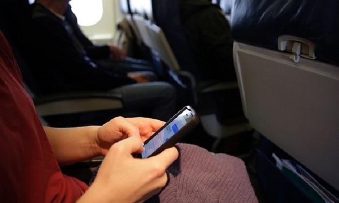 có cần tắt điện thoại trên máy bay không? ảnh 2 co can tat dien thoai tren may bay khong? anh 2