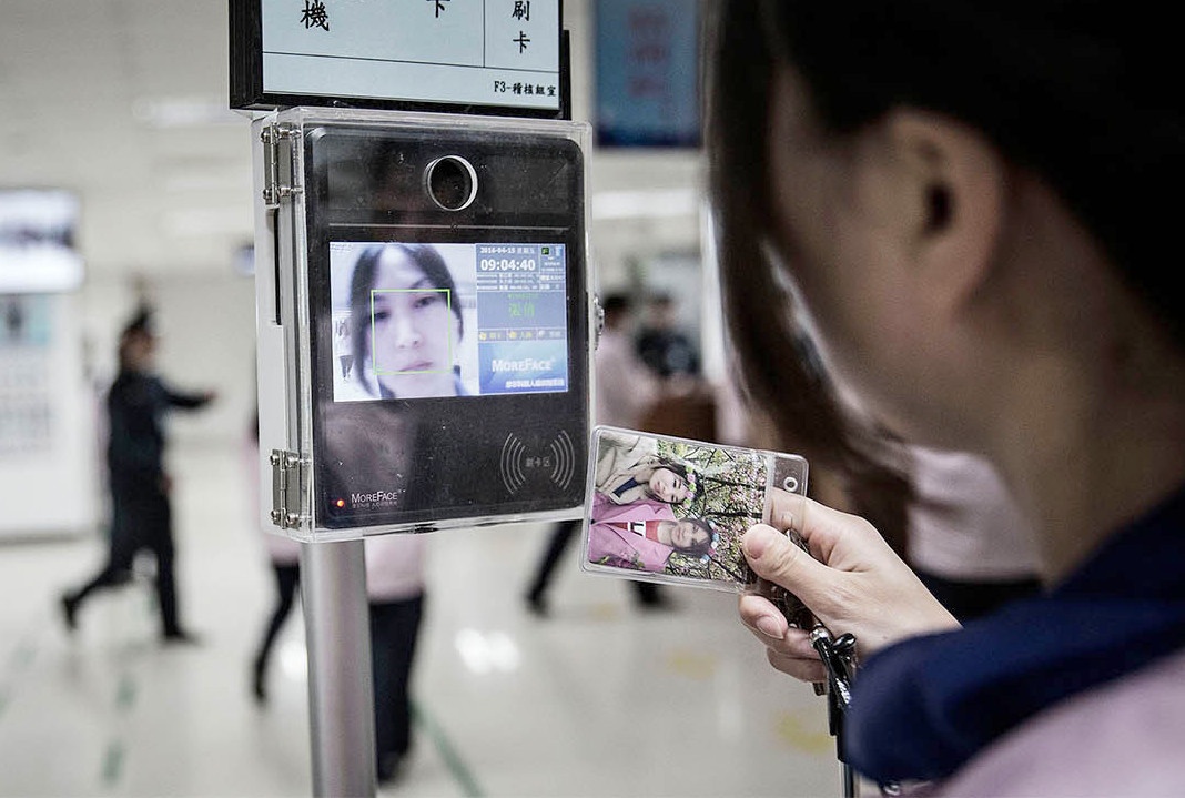 Ben trong mot nha may san xuat iPhone hinh anh