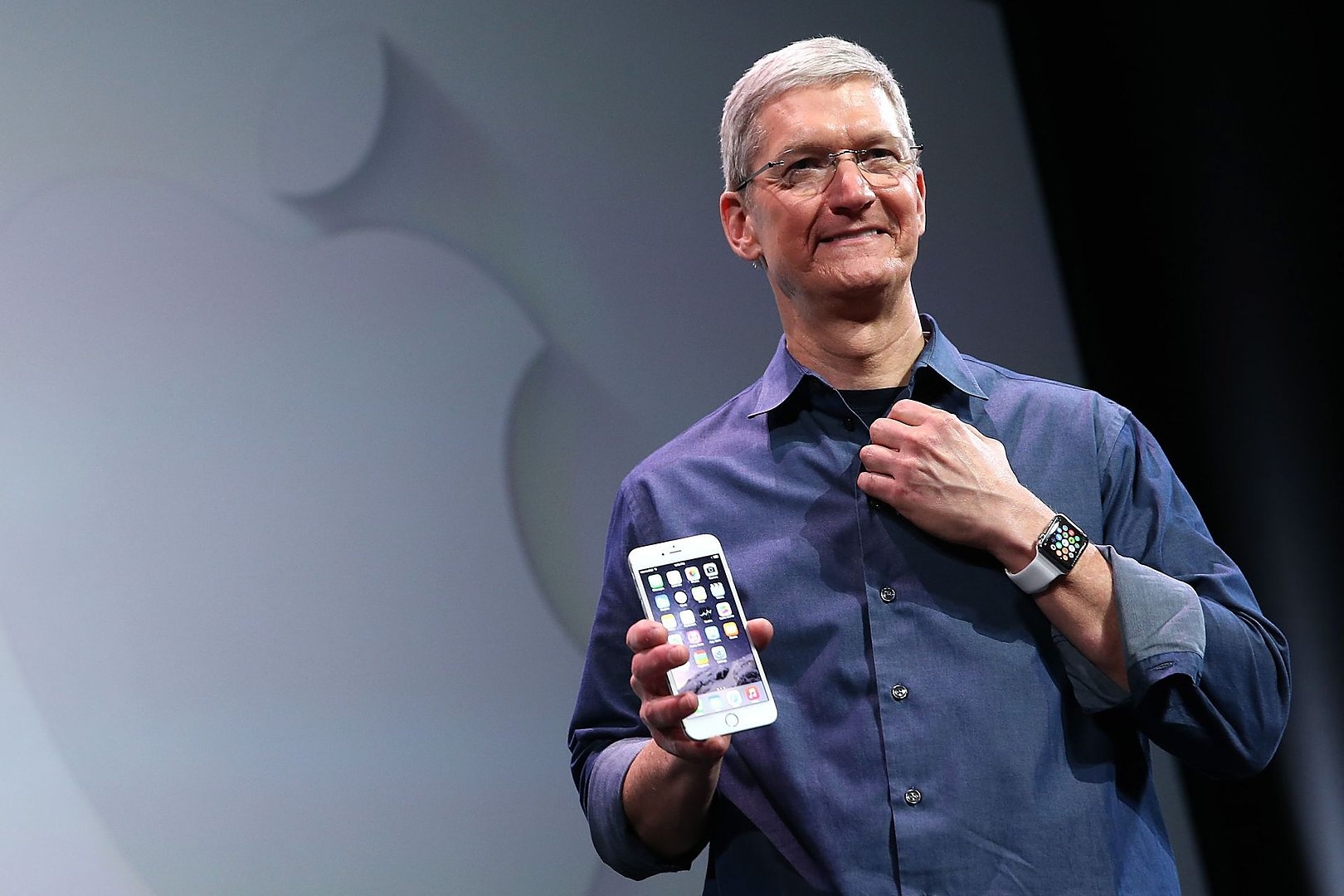 Apple luon bung bit thong tin iPhone giam doanh so hinh anh