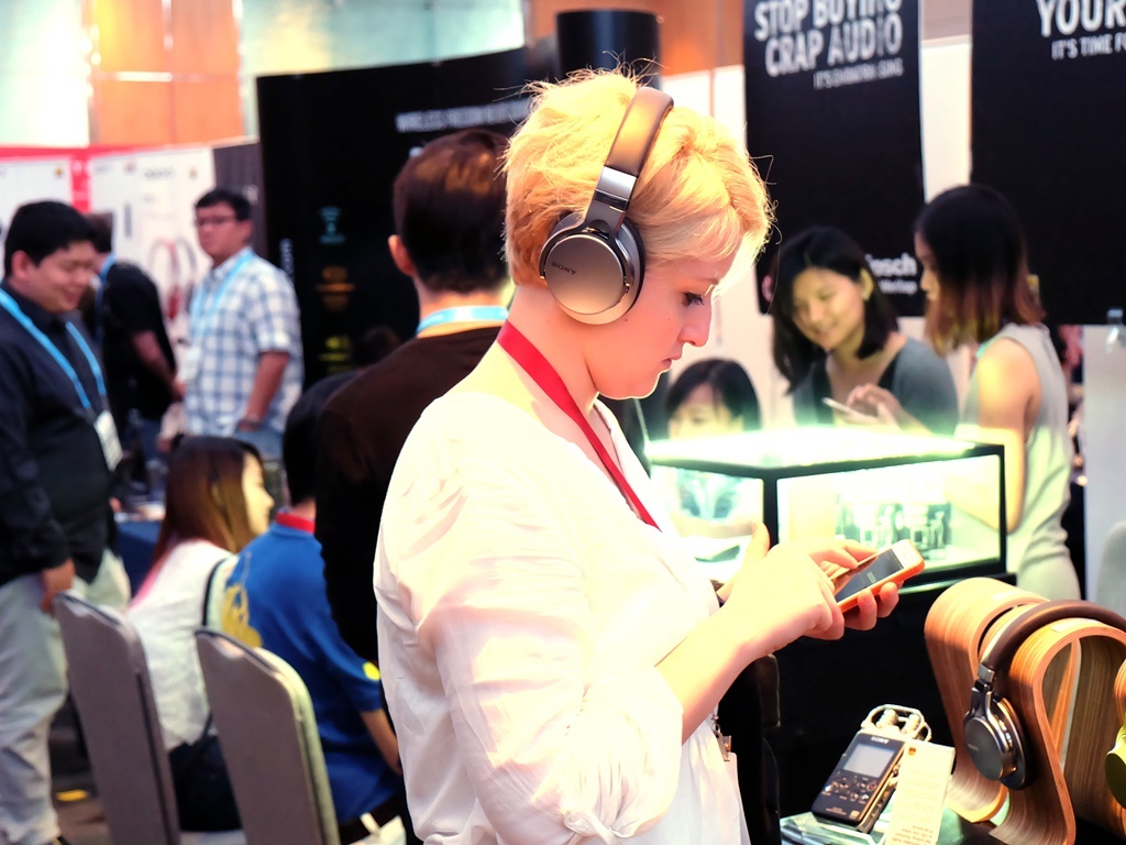 Trai nghiem may nghe nhac gia hon 100 trieu tai TP HCM hinh anh